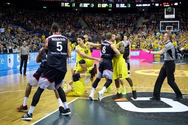 Basketball Berlin 09.04.2016 Beko-BBL 1. Bundesliga Saison 2015 2016 Alba Berlin - Telekom Baskets Bonn Gerangel auf den Spielfeld zwischen Alba und Bonn Schlägerei Ausschreitungen insgesamt wurden 7 Spieler disqualifiziert, 5 Bonner und 2 Berliner Kresimir Loncar (Alba Berlin, No.10) Dirk Mädrich (Bonn, No.05) Andrej Mangold (Bonn, No.08) Will Cherry (Alba Berlin, No.22)