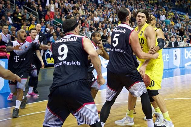 Basketball Berlin 09.04.2016 Beko-BBL 1. Bundesliga Saison 2015 2016 Alba Berlin - Telekom Baskets Bonn Gerangel auf den Spielfeld zwischen Alba und Bonn Schlägerei Ausschreitungen insgesamt wurden 7 Spieler disqualifiziert, 5 Bonner und 2 Berliner Kresimir Loncar (Alba Berlin, No.10) Alex King (Alba Berlin, No.07) hi. Dirk Mädrich (Bonn, No.05) Sean Marshall (Bonn, No.09)