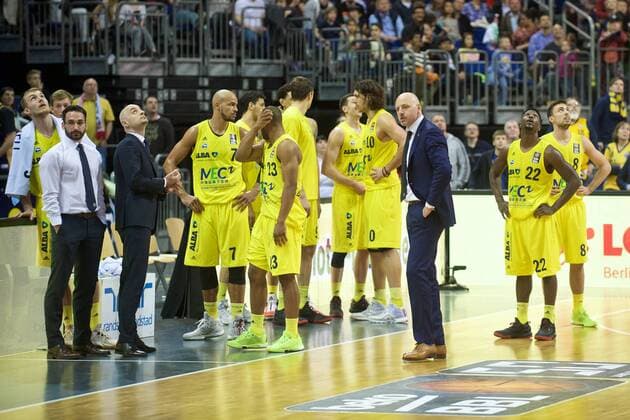 Basketball Berlin 09.04.2016 Beko-BBL 1. Bundesliga Saison 2015 2016 Alba Berlin - Telekom Baskets Bonn Gerangel auf den Spielfeld zwischen Alba und Bonn Schlägerei Ausschreitungen insgesamt wurden 7 Spieler disqualifiziert, 5 Bonner und 2 Berliner ratlose Berliner erwarten die Entscheidung der Schiedsrichter Sasa Obradovic (Alba Berlin, Trainer) vo. Ismet Akpinar (Alba Berlin, No.08) Will Cherry (Alba Berlin, No.22) Sasa Obradovic (Alba Berlin, Trainer) Kresimir Loncar (Alba Berlin, No.10) Dragan Milosavljevic (Alba Berlin, No.21) Elmedin Kikanovic (Alba Berlin, No.09) Jordan Taylor (Alba Berlin, No.23) Alex King (Alba Berlin, No.07) Milenko Bogicevic (Alba Berlin, Assistenztrainer) Thomas Päch (Alba Berlin, Assistenztrainer) v.re.n.li.