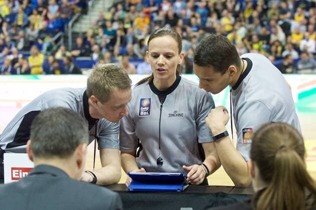 Basketball Berlin 09.04.2016 Beko-BBL 1. Bundesliga Saison 2015 2016 Alba Berlin - Telekom Baskets Bonn Gerangel auf den Spielfeld zwischen Alba und Bonn Schlägerei Ausschreitungen insgesamt wurden 7 Spieler disqualifiziert, 5 Bonner und 2 Berliner Hauptschiedsrichterin Anne Panther beim Videobeweis bei der Sichtung der Videos Schiedsrichter Christof Madinger li. Schiedsrichter Steve Bittner re.