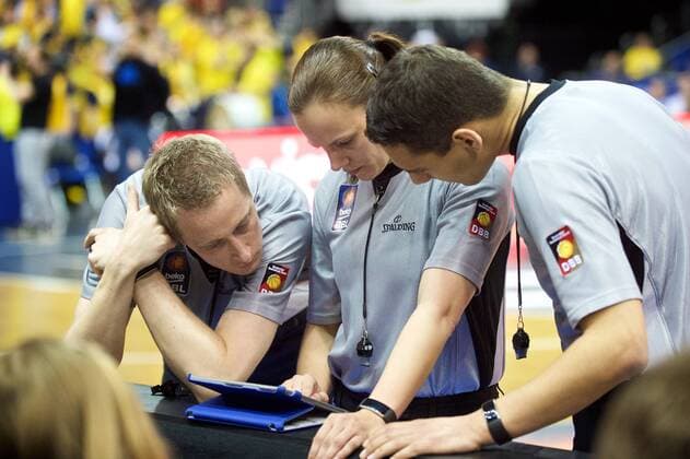 Basketball Berlin 09.04.2016 Beko-BBL 1. Bundesliga Saison 2015 2016 Alba Berlin - Telekom Baskets Bonn Gerangel auf den Spielfeld zwischen Alba und Bonn Schlägerei Ausschreitungen insgesamt wurden 7 Spieler disqualifiziert, 5 Bonner und 2 Berliner Hauptschiedsrichterin Anne Panther beim Videobeweis bei der Sichtung der Videos Schiedsrichter Christof Madinger li. Schiedsrichter Steve Bittner re.