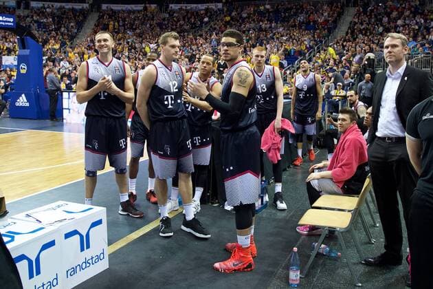 Basketball Berlin 09.04.2016 Beko-BBL 1. Bundesliga Saison 2015 2016 Alba Berlin - Telekom Baskets Bonn Gerangel auf den Spielfeld zwischen Alba und Bonn Schlägerei Ausschreitungen insgesamt wurden 7 Spieler disqualifiziert, 5 Bonner und 2 Berliner Die Bonner erwarten die Entscheidung der Schiedsrichter Tadas Klimavicius (Bonn, No.11) Langston Hall (Bonn, No.14) Florian Koch (Bonn, No.12) Andrej Mangold (Bonn, No.08) Isaiah Philmore (Bonn, No.06) Aaron White (Bonn, No.13)