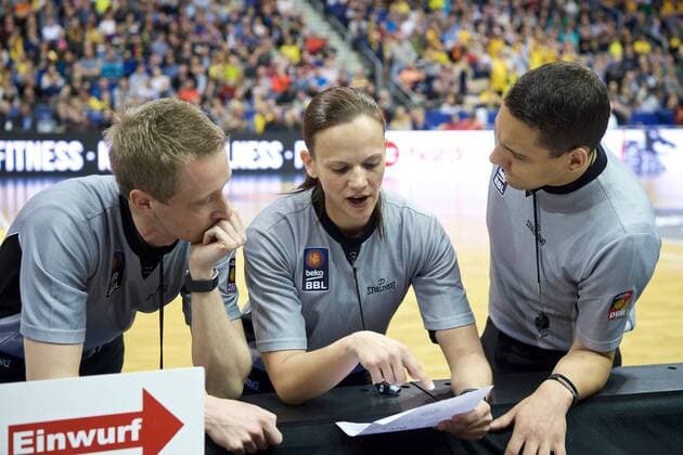 Basketball Berlin 09.04.2016 Beko-BBL 1. Bundesliga Saison 2015 2016 Alba Berlin - Telekom Baskets Bonn Gerangel auf den Spielfeld zwischen Alba und Bonn Schlägerei Ausschreitungen insgesamt wurden 7 Spieler disqualifiziert, 5 Bonner und 2 Berliner Hauptschiedsrichterin Anne Panther diskutieren die Entscheidung Schiedsrichter Christof Madinger li. Schiedsrichter Steve Bittner re.