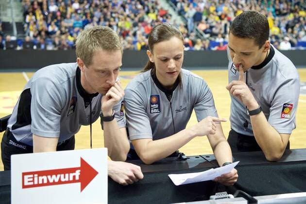 Basketball Berlin 09.04.2016 Beko-BBL 1. Bundesliga Saison 2015 2016 Alba Berlin - Telekom Baskets Bonn Gerangel auf den Spielfeld zwischen Alba und Bonn Schlägerei Ausschreitungen insgesamt wurden 7 Spieler disqualifiziert, 5 Bonner und 2 Berliner Hauptschiedsrichterin Anne Panther diskutieren die Entscheidung Schiedsrichter Christof Madinger li. Schiedsrichter Steve Bittner re.