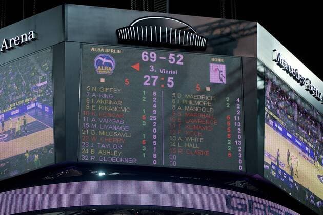 Basketball Berlin 09.04.2016 Beko-BBL 1. Bundesliga Saison 2015 2016 Alba Berlin - Telekom Baskets Bonn Gerangel auf den Spielfeld zwischen Alba und Bonn Schlägerei Ausschreitungen insgesamt wurden 7 Spieler disqualifiziert, 5 Bonner und 2 Berliner Anzeigetafel Videowürfel Videotafel der Mercedes Benz Arena nach der Entscheidung