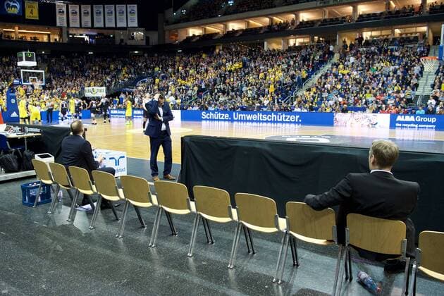 Basketball Berlin 09.04.2016 Beko-BBL 1. Bundesliga Saison 2015 2016 Alba Berlin - Telekom Baskets Bonn Gerangel auf den Spielfeld zwischen Alba und Bonn Schlägerei Ausschreitungen insgesamt wurden 7 Spieler disqualifiziert, 5 Bonner und 2 Berliner leere Bonner Ersatzbank nach den Disqualifikationen Silvano Poropat (Bonn, Trainer) mi. blieben keine Auswechselspieler mehr zur Verfügung