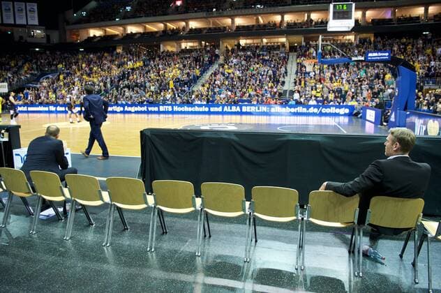 Basketball Berlin 09.04.2016 Beko-BBL 1. Bundesliga Saison 2015 2016 Alba Berlin - Telekom Baskets Bonn Gerangel auf den Spielfeld zwischen Alba und Bonn Schlägerei Ausschreitungen insgesamt wurden 7 Spieler disqualifiziert, 5 Bonner und 2 Berliner Bonns Ersatzbank ohne Spieler leere Ersatzbank Silvano Poropat (Bonn, Trainer) hi.