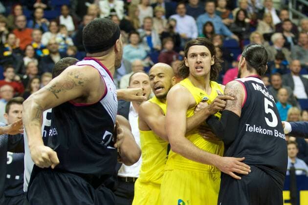 Basketball Berlin 09.04.2016 Beko-BBL 1. Bundesliga Saison 2015 2016 Alba Berlin - Telekom Baskets Bonn Gerangel auf den Spielfeld zwischen Alba und Bonn Schlägerei Ausschreitungen insgesamt wurden 7 Spieler disqualifiziert, 5 Bonner und 2 Berliner Kresimir Loncar (Alba Berlin, No.10) Dirk Mädrich (Bonn, No.05) Alex King (Alba Berlin, No.07) Sean Marshall (Bonn, No.09) li.