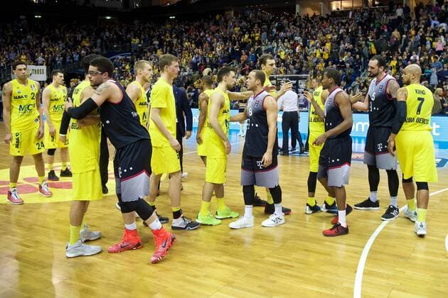 Basketball Berlin 09.04.2016 Beko-BBL 1. Bundesliga Saison 2015 2016 Alba Berlin - Telekom Baskets Bonn Gerangel auf den Spielfeld zwischen Alba und Bonn Schlägerei Ausschreitungen insgesamt wurden 7 Spieler disqualifiziert, 5 Bonner und 2 Berliner nach dem Spiel verabschiedeten sich die restlichen Spieler beider Mannschafteb Isaiah Philmore (Bonn, No.06) Andrej Mangold (Bonn, No.08) Langston Hall (Bonn, No.14) Dirk Mädrich (Bonn, No.05) vlnr. Niels Giffey (Alba Berlin, No.05) Ismet Akpinar (Alba Berlin, No.08) Elmedin Kikanovic (Alba Berlin, No.09) Alex King (Alba Berlin, No.07)