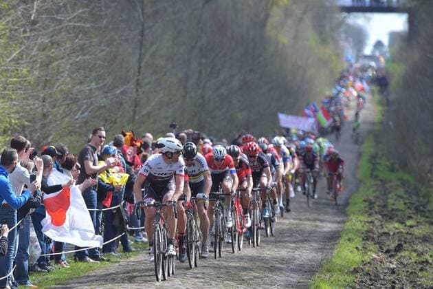 Themen der Woche - SPORT Illustration picture of the pack of riders during the Paris-Roubaix one day cycling race, 253,5 km from Compiegne to the Velodrome in Roubaix, Sunday 10 April 2016. BENOITxDOPPAGNE  x04828978x