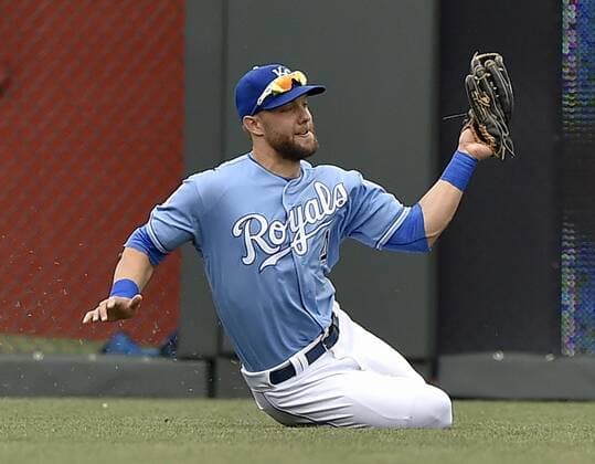 Baseball, MLB, Kansas City Royals - Minnesota Twins April 10, 2016 - Kansas City, MO, USA - Kansas City Royals left fielder Alex Gordon runs down a fly ball out on Minnesota Twins Brian Dozier to end the top of the fifth inning on Sunday, April 10, 2016, at Kauffman Stadium in Kansas City, Mo. Minnesota Twins at Kansas City Royals - ZUMAm67_