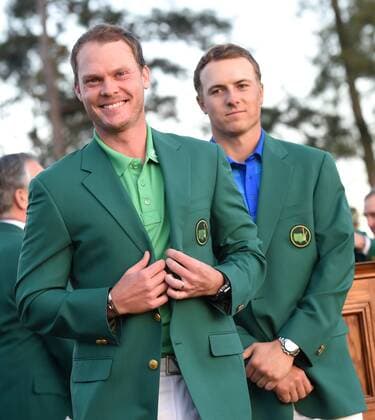 Bilder des Tages - SPORT 2015 champion Jordan Spieth stands behind Danny Willett of England who wears the Green Jacket after Willett wins the 2016 Masters Tournament with a score of 5 under par at Augusta National in Augusta, Georgia on April 10, 2016. Danny Willett won in his second Masters and he became the first player from England to win the green jacket since Nick Faldo in 1996.  MAS20160410157 KEVINxDIETSCH