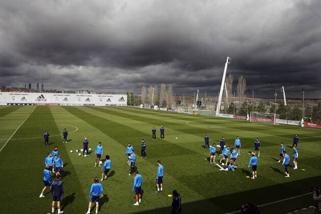 Real Madrid s players take part in a team s training session at Valdebebas Complex outside Madrid, Spain, 11 April 2016, to prepare its upcoming Champions League s quarters final second leg match against VfLWolfsburg at Madrid s Santiago Bernabeu Stadium on 12 April 2016. Real Madrid s training session !ACHTUNG: NUR REDAKTIONELLE NUTZUNG!  20160411-635959719736382841