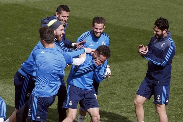 Real Madrid s Sergio Ramos (2-L), Nacho Fernandez (3-R), Daniel Carvajal (2-R) and Francisco Alarcon Isco (R) take part in a team s training session at Valdebebas Complex outside Madrid, Spain, 11 April 2016, to prepare its upcoming Champions League s quarters final second leg match against VfLWolfsburg at Madrid s Santiago Bernabeu Stadium on 12 April 2016. Real Madrid s training session !ACHTUNG: NUR REDAKTIONELLE NUTZUNG!  20160411-635959729744918426