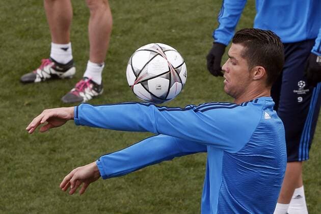 Real Madrid s Portuguese forward Cristiano Ronaldo takes part in a team s training session at Valdebebas Complex outside Madrid, Spain, 11 April 2016, to prepare its upcoming Champions League s quarters final second leg match against VfLWolfsburg at Madrid s Santiago Bernabeu Stadium on 12 April 2016. Real Madrid s training session !ACHTUNG: NUR REDAKTIONELLE NUTZUNG!  20160411-635959729809813594