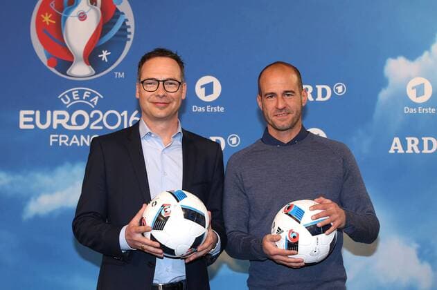 Themen der Woche SPORT Bilder des Tages - SPORT Matthias Opdenhövel und Mehmet Scholl bei dem Fototermin von der ARD Das Erste zur Fussball-Europameisterschaft 2016 in Frankreich (vom 10.06.- 10.07.2016) am 11.04.2016 in Berlin ARD Fototermin zur Fussball-EM 2016 in Berlin 