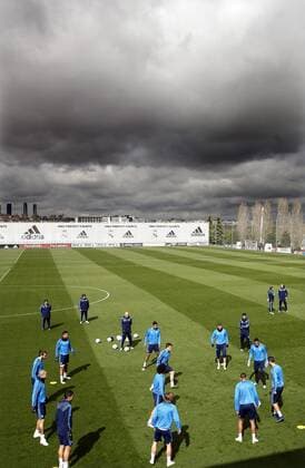 Real Madrid s players take part in a team s training session at Valdebebas Complex outside Madrid, Spain, 11 April 2016, to prepare its upcoming Champions League s quarters final second leg match against VfLWolfsburg at Madrid s Santiago Bernabeu Stadium on 12 April 2016. Real Madrid s training session !ACHTUNG: NUR REDAKTIONELLE NUTZUNG!  20160411-635959735869504224