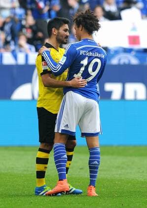 Fussball, Bundesliga, Deutschland, Herren, Saison 2015 2016, 29. Spieltag, VELTINS Arena Gelsenkirchen: FC Schalke 04, S04 (blau) - Bor. Dortmund, BVB (gelb) 2:2; Leroy Sane (S04), Ilkay Gündogan (BVB) nach Spielende.