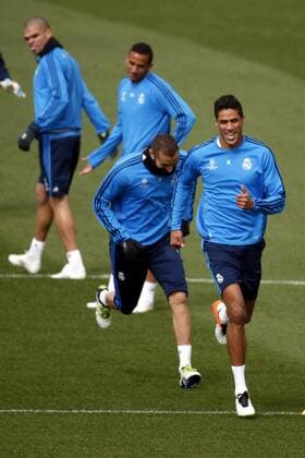 Real Madrid s French players Karim Benzema (C) and Raphael Varane (R) take part in a team s training session at Valdebebas Complex outside Madrid, Spain, 11 April 2016, to prepare its upcoming Champions League s quarters final second leg match against VfLWolfsburg at Madrid s Santiago Bernabeu Stadium on 12 April 2016. Real Madrid s training session !ACHTUNG: NUR REDAKTIONELLE NUTZUNG!  20160411-635959739055828224