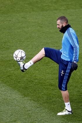 Real Madrid s French player Karim Benzema takes part in a team s training session at Valdebebas Complex outside Madrid, Spain, 11 April 2016, to prepare its upcoming Champions League s quarters final second leg match against VfLWolfsburg at Madrid s Santiago Bernabeu Stadium on 12 April 2016. Real Madrid s training session !ACHTUNG: NUR REDAKTIONELLE NUTZUNG!  20160411-635959739734740224