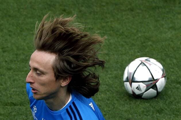 Bilder des Tages - SPORT Real Madrid s Luka Modric takes part in a team s training session at Valdebebas Complex outside Madrid, Spain, 11 April 2016, to prepare its upcoming Champions League s quarters final second leg match against VfLWolfsburg at Madrid s Santiago Bernabeu Stadium on 12 April 2016. Real Madrid s training session !ACHTUNG: NUR REDAKTIONELLE NUTZUNG!  20160411-635959744313652224