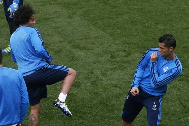 Real Madrid s players Marcelo (L) and Cristiano Ronaldo (R) take part in a team s training session at Valdebebas Complex outside Madrid, Spain, 11 April 2016, to prepare its upcoming Champions League s quarters final second leg match against VfLWolfsburg at Madrid s Santiago Bernabeu Stadium on 12 April 2016. Real Madrid s training session !ACHTUNG: NUR REDAKTIONELLE NUTZUNG!  20160411-635959744951380224