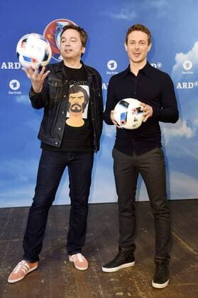 Arnd Zeigler und Alexander Bommes beim Fototermin zur ARD ZDF-Pressekonferenz UEFA EURO EM Europameisterschaft Fussball 2016 im Radialsystem. Berlin, 11.04.2016 Foto:xFredericx xFuturexImage