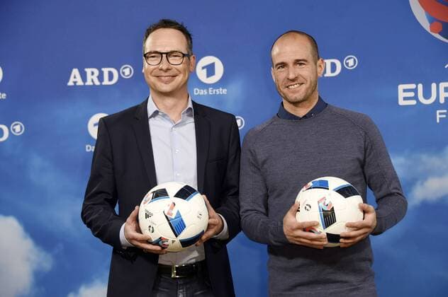 Fußball, EURO 2016, ARD präsentiert EM Kommentatoren Team Matthias Opdenhövel und Mehmet Scholl beim Fototermin zur ARD ZDF-Pressekonferenz UEFA EURO EM Europameisterschaft Fussball 2016 im Radialsystem. Berlin, 11.04.2016 Foto:xFredericx xFuturexImage