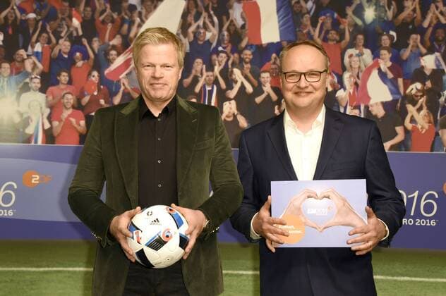 Fußball, EURO 2016, ZDF präsentiert EM Kommentatoren Team Oliver Kahn und Oliver Welke beim Fototermin zur ARD ZDF-Pressekonferenz UEFA EURO EM Europameisterschaft Fussball 2016 im Radialsystem. Berlin, 11.04.2016 Foto:xFredericx xFuturexImage