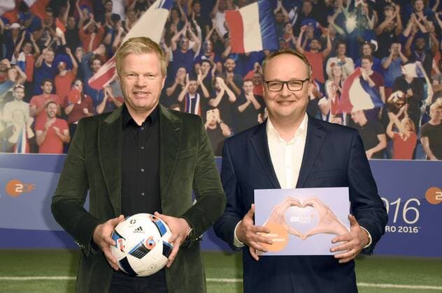 Oliver Kahn und Oliver Welke beim Fototermin zur ARD ZDF-Pressekonferenz UEFA EURO EM Europameisterschaft Fussball 2016 im Radialsystem. Berlin, 11.04.2016 Foto:xFredericx xFuturexImage
