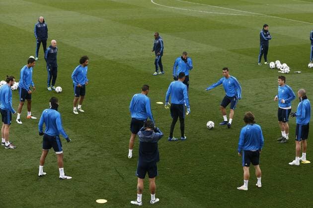 Real Madrid s players take part in a team s training session at Valdebebas Complex outside Madrid, Spain, 11 April 2016, to prepare its upcoming Champions League s quarters final second leg match against VfLWolfsburg at Madrid s Santiago Bernabeu Stadium on 12 April 2016. Real Madrid s training session !ACHTUNG: NUR REDAKTIONELLE NUTZUNG!  20160411-635959751593192224