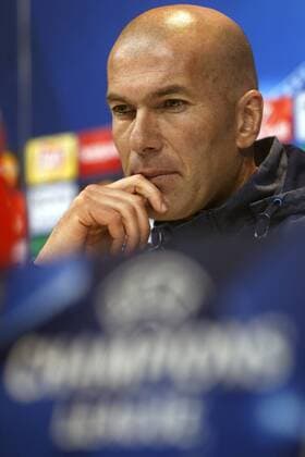 Fußball, Champions League, PK Real Madrid Head coach of Real Madrid, French Zinedine Zidane, holds a press conference PK Pressekonferenz following a training session at the team s sports complex in Valdebebas, Madrid, Spain, 11 April 2016. Real Madrid will face Wolfsburg in a UEFA Champions League quarter final second leg match on 12 April. Real Madrid presser !ACHTUNG: NUR REDAKTIONELLE NUTZUNG!  GRA223 20160411-635959826316492030