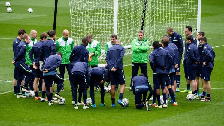 Teambesprechung des VfL Wolfsburg beim Abschlusstraining vor dem Viertelfinale gegen Real Madrid, Besprechung, Mannschaft, Kreis, einschwören auf das Spiel, xjgx