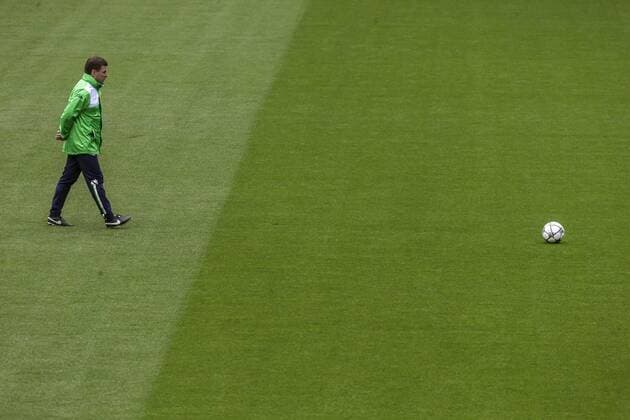 Wolfsburg coach Dieter Hecking participates in a training session of the team prior to tomorrow s Champions League quarter final match before Real Madrid at Santiago Bernabeu stadium in Madrid, Spain, 11 April 2016. WOLFSBURG TRAINING SESSION !ACHTUNG: NUR REDAKTIONELLE NUTZUNG!  WOL005 20160411-635959996206872590