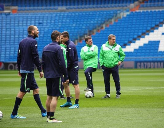 Madrid Real Madrid vs VfL, CL Vorberichte Madrid, Spanien. 11.04.2016, FUßBALL - Real Madrid vs VfL Wolfsburg, Viertelfinale, Champions League, Saison 2015-2016, Estadio Santiago Bernabeu. Training, Pressekonferenz. Bild zeigt: Cheftrainer Dieter Hecking (VfL Wolfsburg), Co-Trainer Ton Lokhoff (VfL Wolfsburg)