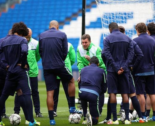 Bilder des Tages - SPORT Madrid Real Madrid vs VfL, CL Vorberichte Madrid, Spanien. 11.04.2016, FUßBALL - Real Madrid vs VfL Wolfsburg, Viertelfinale, Champions League, Saison 2015-2016, Estadio Santiago Bernabeu. Training, Pressekonferenz. Bild zeigt: Cheftrainer Dieter Hecking (VfL Wolfsburg)