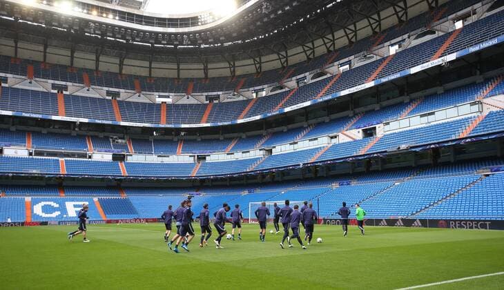 Madrid Real Madrid vs VfL, CL Vorberichte Madrid, Spanien. 11.04.2016, FUßBALL - Real Madrid vs VfL Wolfsburg, Viertelfinale, Champions League, Saison 2015-2016, Estadio Santiago Bernabeu. Training, Pressekonferenz. Bild zeigt: Real Madrid Stadion Innenansicht, VfL Mannschaftstraining