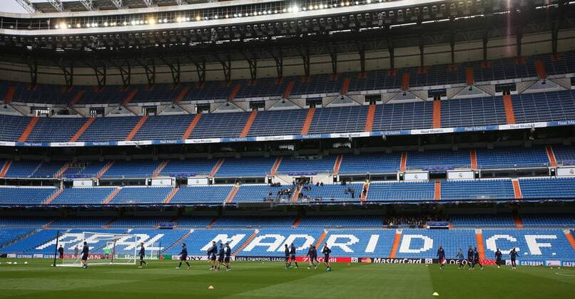 Madrid Real Madrid vs VfL, CL Vorberichte Madrid, Spanien. 11.04.2016, FUßBALL - Real Madrid vs VfL Wolfsburg, Viertelfinale, Champions League, Saison 2015-2016, Estadio Santiago Bernabeu. Training, Pressekonferenz. Bild zeigt: Real Madrid Stadion Innenansicht, VfL Mannschaftstraining