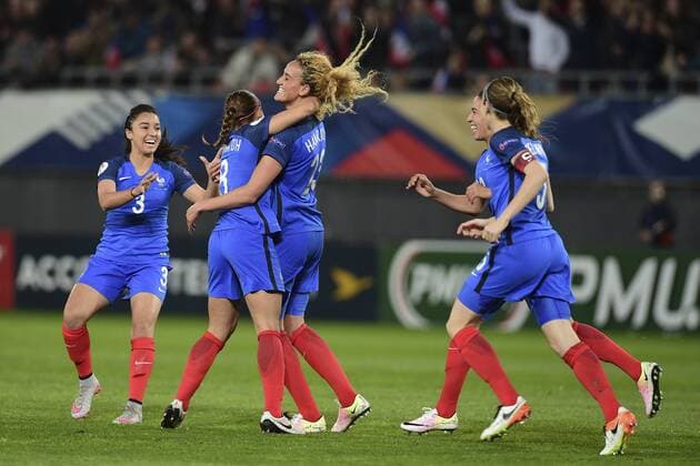 Fußball, Damen EM Qualifikation, Frankreich - Ukraine joie de Kheira Hamraoui (France) apres son but joie des joueuses de l equioe de france FOOTBALL : France vs Ukraine - Match Qualificatif Euro2017 - 11 04 2016 JBAutissier Panoramic 