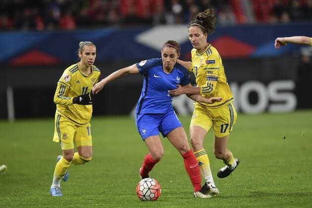 Fußball, Damen EM Qualifikation, Frankreich - Ukraine Eugenie Le Sommer (France) vs Iryna Vasylyuk (Ukraine) FOOTBALL : France vs Ukraine - Match Qualificatif Euro2017 - 11 04 2016 JBAutissier Panoramic 