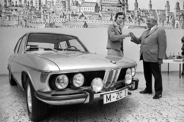 Franz Beckenbauer (BR Deutschland FC Bayern München) mit seinem neuen BMW