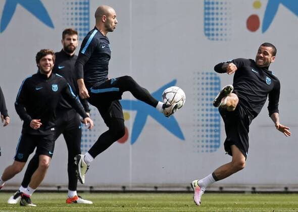 BARCELONA -april 12- SPAIN: Dani Alves and Javier Mascherano during the training before the Champions League match against Atletico de Madrid, celebrated in the Ciutat Esportiva Joan Gamper, on april 12, 2016. Photo: Joan Valls Urbanandsport Cordon Press  xJoanxValls Urbanandsportx xFC-BARCELONA-TRAINING-CHAMPIONS-LEAGUEx