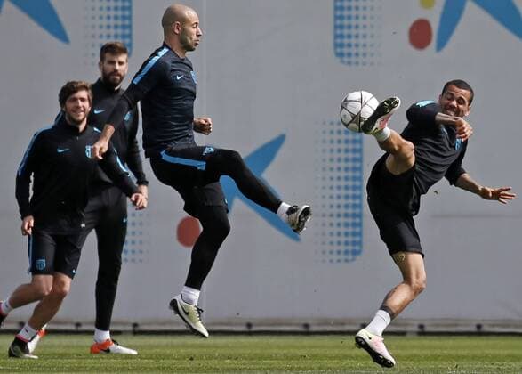 BARCELONA -april 12- SPAIN: Dani Alves and Javier Mascherano during the training before the Champions League match against Atletico de Madrid, celebrated in the Ciutat Esportiva Joan Gamper, on april 12, 2016. Photo: Joan Valls Urbanandsport Cordon Press  xJoanxValls Urbanandsportx xFC-BARCELONA-TRAINING-CHAMPIONS-LEAGUEx