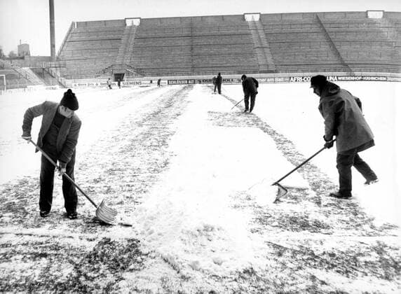 Im Bökelbergstadion in Mönchengladbach wird der Schnee geräumt