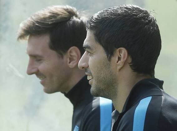 FC Barcelona Barca s Uruguayan striker Luis Suarez (R), and Argentinian Lionel Messi, during a team s training session held at Joan Gamper sports city in Catalonia, northeastern Spain, 12 April 2016. FC Barcelona will face Atletico Madrid in a Champions League second leg quarter finals soccer match the upcoming 13 April. TRAINING SESSION !ACHTUNG: NUR REDAKTIONELLE NUTZUNG!  GRA103 20160412-635960645262816072