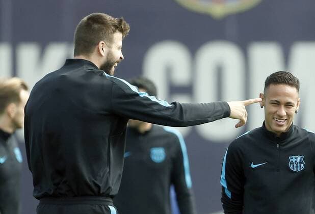 FC Barcelona Barca s Spanish defender Gerard Pique (L) jokes with teammate, Brazilian Neymar jr, during a team s training session held at Joan Gamper sports city in Catalonia, northeastern Spain, 12 April 2016. FC Barcelona will face Atletico Madrid in a Champions League second leg quarter finals soccer match the upcoming 13 April. TRAINING SESSION !ACHTUNG: NUR REDAKTIONELLE NUTZUNG!  GRA103 20160412-635960645937672072
