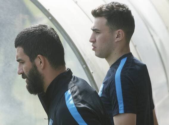 FC Barcelona Barca s Turkish midfielder Arda Turan (L) and Spanish Munir el Haddadi, during a team s training session held at Joan Gamper sports city in Catalonia, northeastern Spain, 12 April 2016. FC Barcelona will face Atletico Madrid in a Champions League second leg quarter finals soccer match the upcoming 13 April. TRAINING SESSION !ACHTUNG: NUR REDAKTIONELLE NUTZUNG!  GRA103 20160412-635960646584604072