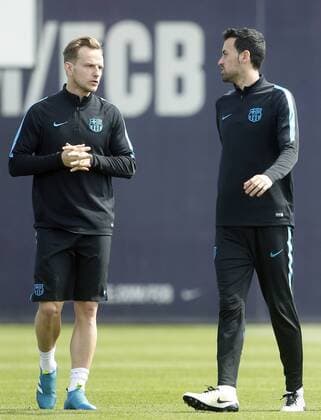 FC Barcelona Barca s players, Croatian midfielder Ivan Rakitic (L) and Spanish Sergio Busquets, during a team s training session held at Joan Gamper sports city in Catalonia, northeastern Spain, 12 April 2016. FC Barcelona will face Atletico Madrid in a Champions League second leg quarter finals soccer match the upcoming 13 April. TRAINING SESSION !ACHTUNG: NUR REDAKTIONELLE NUTZUNG!  GRA103 20160412-635960646670716072