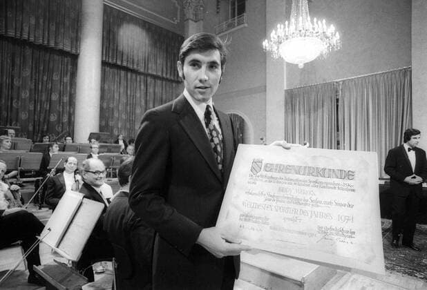 Sportler des Jahres Wahl 1971 in Baden Baden, Eddy Merckx (Belgien) bekommt die Urkunde als weltbester Sportler des Jahres 1971
