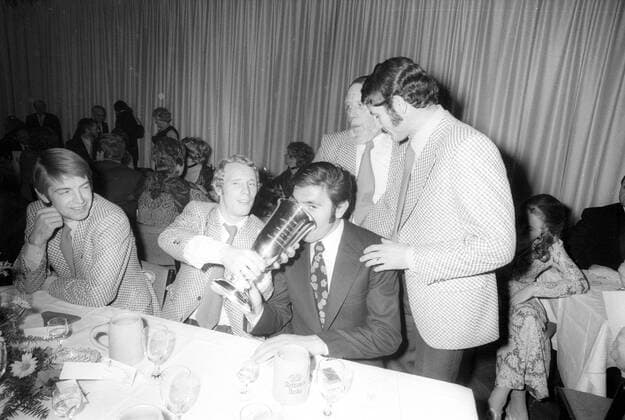 Sportler des Jahres Wahl 1971 in Baden Baden, Borussia Mönchengladbach, Mannschaft des Jahres 1971, feiert mit dem weltbesten Sportler 1971, Eddy Merckx (Belgien), v.li.: Hartwig Bleidick, Berti Vogts, Ludwig -Luggi- Müller
